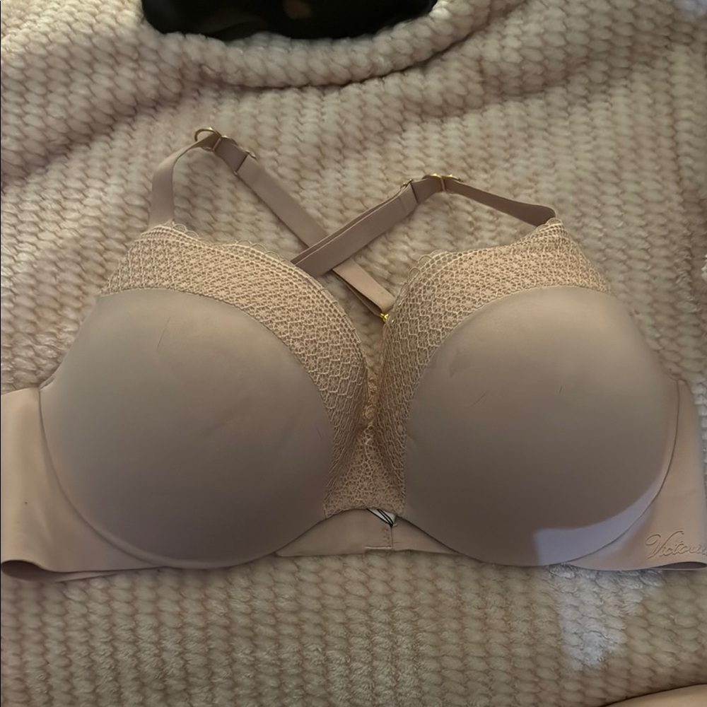 Victoria's Secret Cream T-Shirt Bra with Smooth Molded Cups